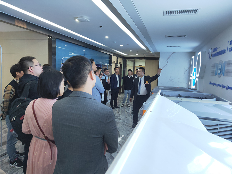 會(huì)后瑞泰風(fēng)董事長向嘉賓介紹產(chǎn)品